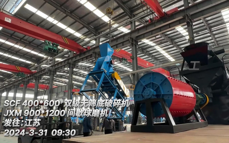 間歇球磨機(jī)和雙級(jí)無(wú)篩底粉碎機(jī)發(fā)往江蘇用于粉碎化工原料